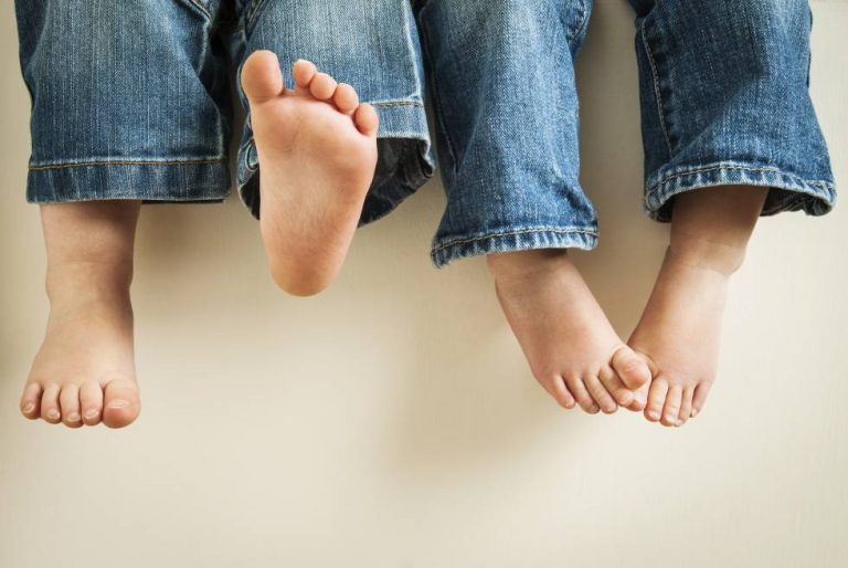 Cómo evitar la sudoración de pies de nuestros peques